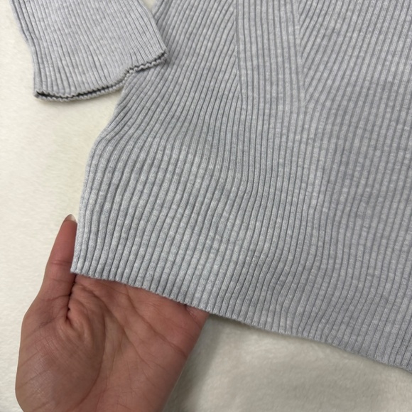 Express Women’s Long Sleeve V-Neck Sweater - Picture 3 of 3